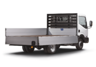 Camion plateau avec ridelles