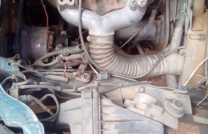À vendre Fourgon Nissan Vanette 2.3D moteur Isuzu complet