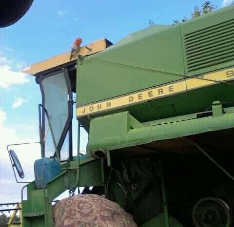 À vendre Moissonneuse batteuse avec cabine John Deere 975 Bon état complet