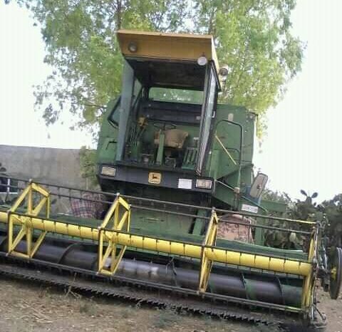 À vendre Moissonneuse batteuse avec cabine John Deere 975 Bon état complet