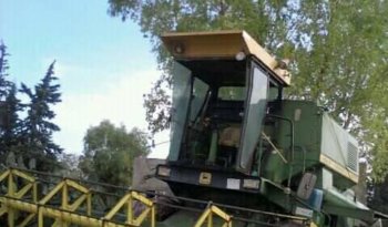 À vendre Moissonneuse batteuse avec cabine John Deere 975 Bon état complet