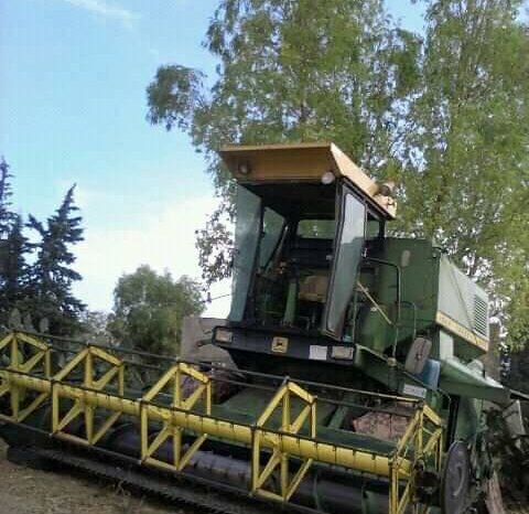 À vendre Moissonneuse batteuse avec cabine John Deere 975 Bon état complet