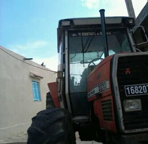 À vendre Tracteur avec cabine Massey Ferguson 3070 Bon état complet