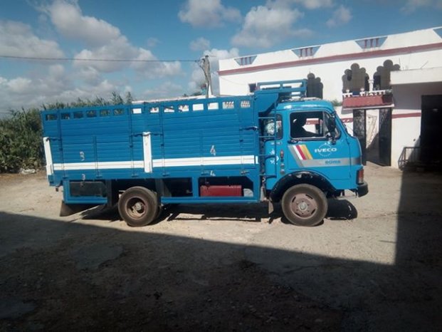 À vendre Camion plateau avec ridelles OM 40 Bon état complet