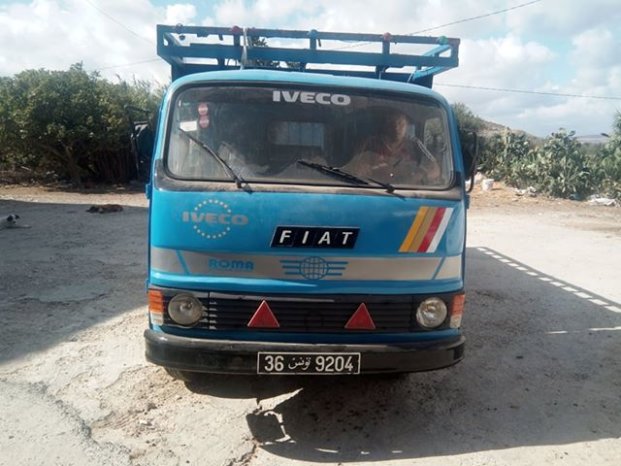 À vendre Camion plateau avec ridelles OM 40 Bon état complet