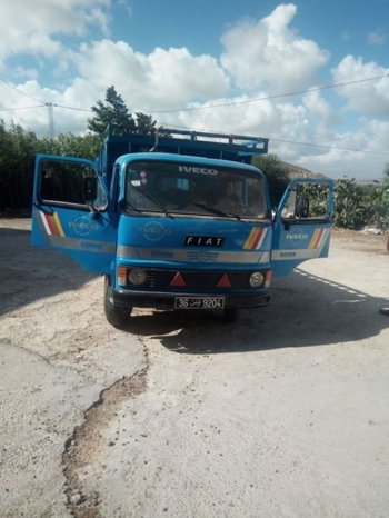 À vendre Camion plateau avec ridelles OM 40 Bon état complet