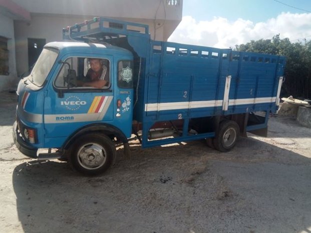 À vendre Camion plateau avec ridelles OM 40 Bon état complet