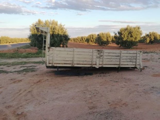 À vendre Plateau avec ridelles pour camion Isuzu NPR 66 Bon état complet