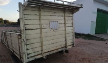 À vendre Plateau avec ridelles pour camion Isuzu NPR 66 Bon état complet