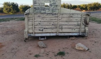 À vendre Plateau avec ridelles pour camion Isuzu NPR 66 Bon état complet