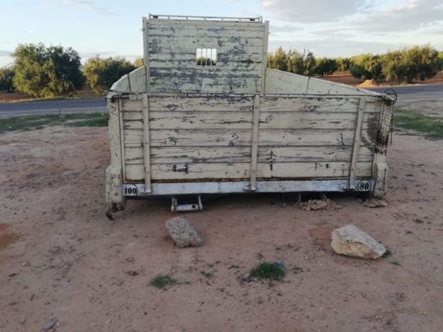 À vendre Plateau avec ridelles pour camion Isuzu NPR 66 Bon état complet