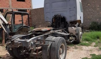 À vendre Tracteur routier sans attelage Renault Kerax 385 Bon état complet