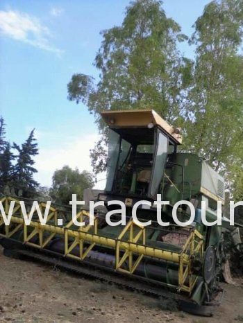 À vendre Moissonneuse batteuse avec cabine John Deere 975 Bon état complet