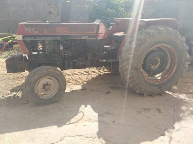 À vendre Tracteur Case IH 795 Bon état complet