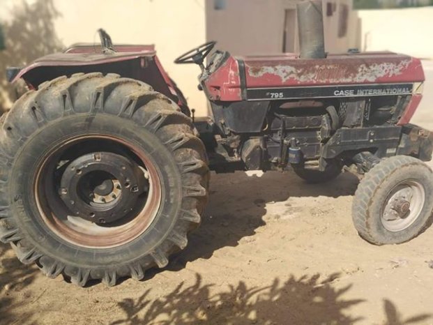 À vendre Tracteur Case IH 795 Bon état complet