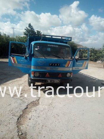 À vendre Camion plateau avec ridelles OM 40 Bon état complet