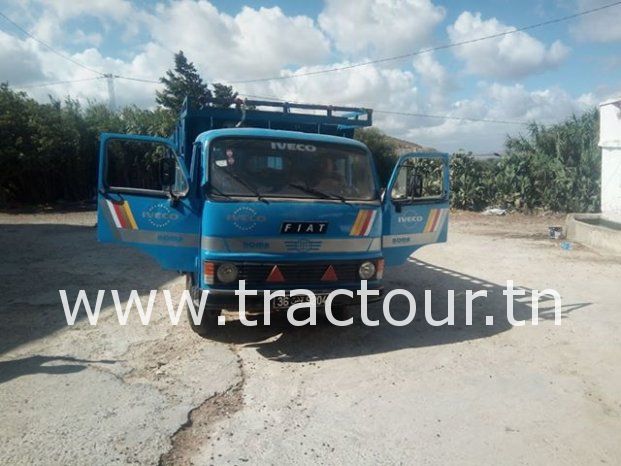 À vendre Camion plateau avec ridelles OM 40 Bon état complet