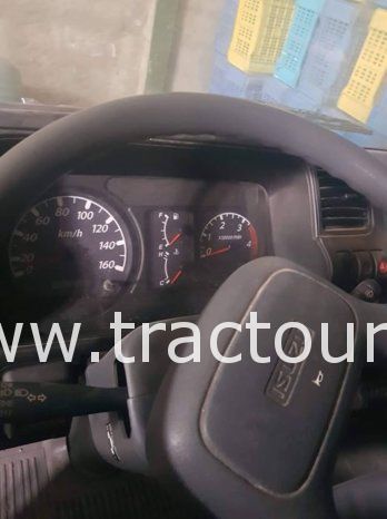 À vendre Camion fourgon Isuzu NPR 66 Bon état complet