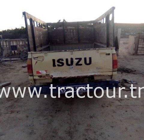 À vendre Camionnette 2 portes avec benne Isuzu KB 26 Bon état complet