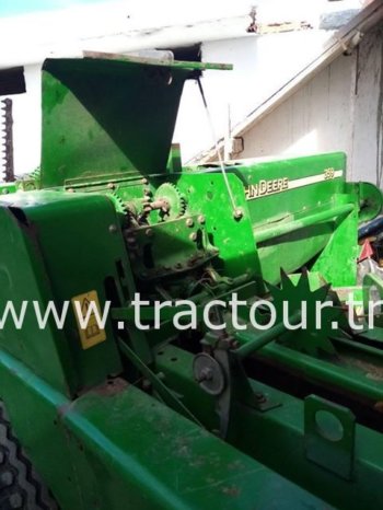 À vendre Presse à moyenne densité John Deere 359 Bon état complet