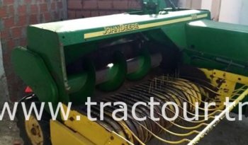 À vendre Presse à moyenne densité John Deere 359 Bon état complet