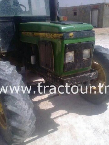 À vendre Tracteur avec cabine John Deere 2300 Bon état complet