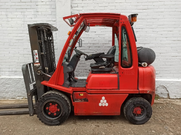À vendre Chariot élévateur à gaz Nissan 2,5 tonnes complet