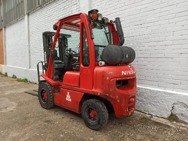 À vendre Chariot élévateur à gaz Nissan 2,5 tonnes complet