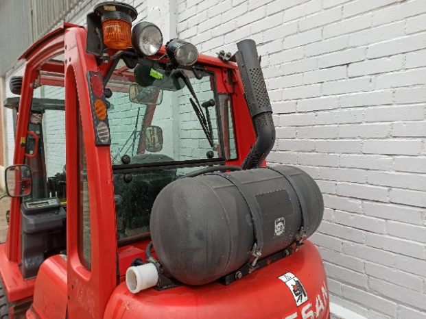 À vendre Chariot élévateur à gaz Nissan 2,5 tonnes complet