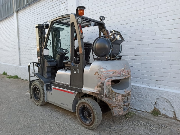 À vendre Chariot élévateur à gaz Nissan 3.2 tonnes complet