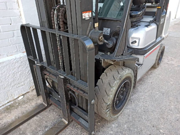 À vendre Chariot élévateur à gaz Nissan 3.2 tonnes complet