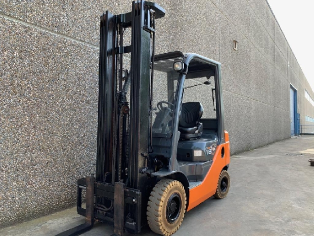 À vendre Chariot élévateur diesel Toyota 02-8FDF18 – 1.8 tonne – Neuf en excellent état complet