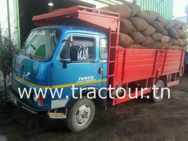 À vendre Camion plateau avec ridelles OM 40 complet
