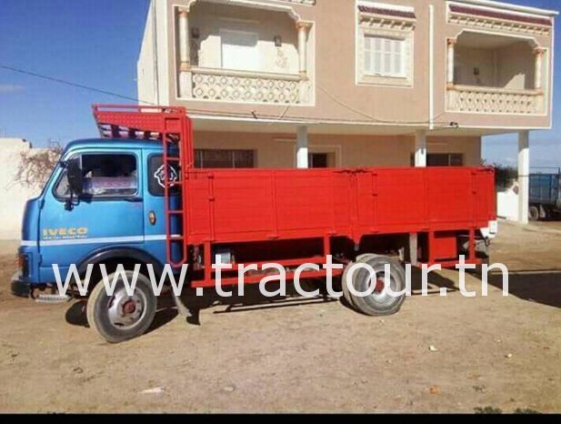 À vendre Camion plateau avec ridelles OM 40 complet