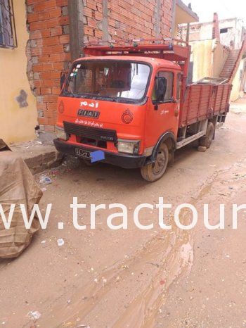 À vendre Camion plateau avec ridelles OM 40 Bon état complet