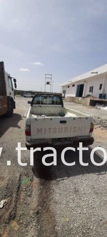 À vendre Camionnette 2 portes avec benne Mitsubishi L200 complet