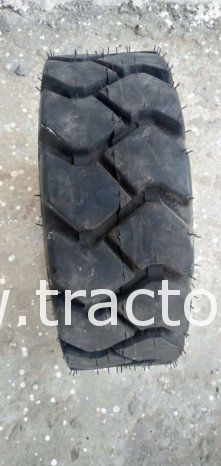 À vendre Pneu 18×7 – 8    8 plis complet