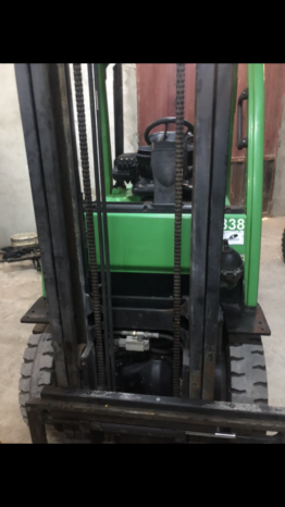 À vendre Chariot élévateur diesel Hyster 3 tonnes avec déplacement latérale et pneus neufs complet