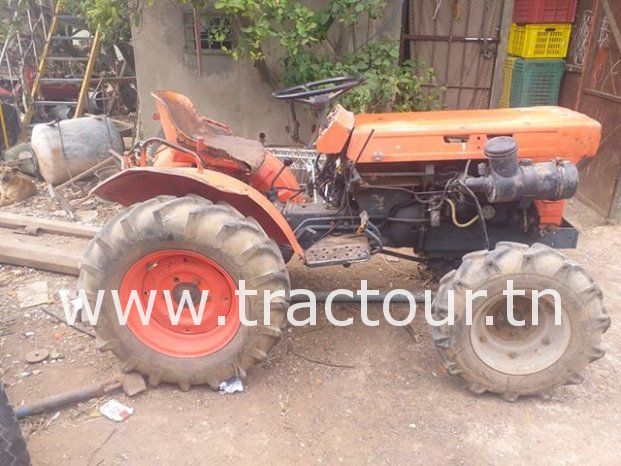 À vendre Tracteur Kubota B7100 complet