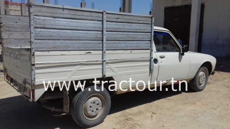 À vendre Camionnette 2 portes avec benne Peugeot 504 complet