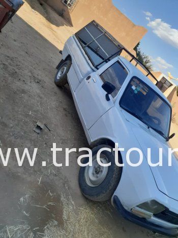 À vendre Camionnette 2 portes avec benne Peugeot 504 complet