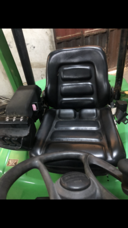 À vendre Chariot élévateur diesel Hyster 3 tonnes avec déplacement latérale et pneus neufs complet