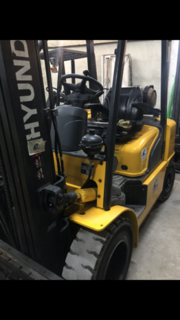 À vendre Chariot élévateur gaz Hyundai 3,5 tonnes triplex avec déplacement latérale complet
