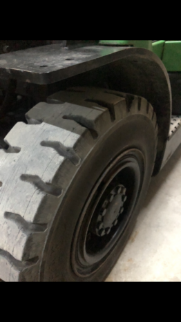 À vendre Chariot élévateur diesel Hyster 3 tonnes avec déplacement latérale et pneus neufs complet