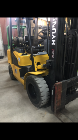 À vendre Chariot élévateur gaz Hyundai 3,5 tonnes triplex avec déplacement latérale complet