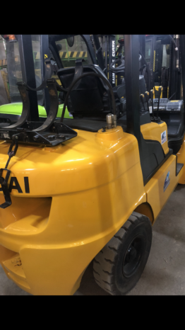 À vendre Chariot élévateur gaz Hyundai 3,5 tonnes triplex avec déplacement latérale complet