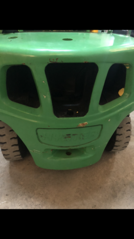 À vendre Chariot élévateur diesel Hyster 3 tonnes avec déplacement latérale et pneus neufs complet