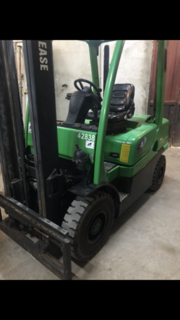À vendre Chariot élévateur diesel Hyster 3 tonnes avec déplacement latérale et pneus neufs complet