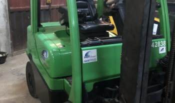 À vendre Chariot élévateur diesel Hyster 3 tonnes avec déplacement latérale et pneus neufs complet