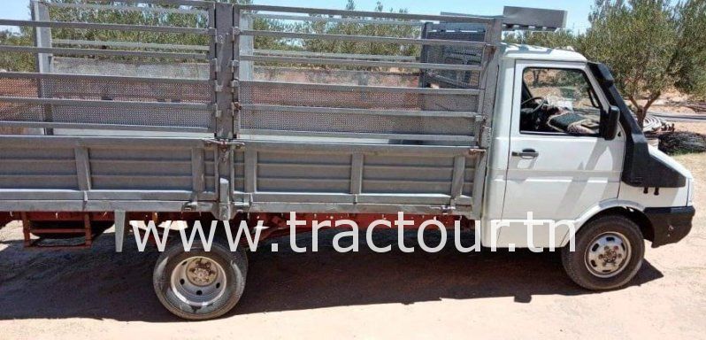À vendre Camion plateau avec ridelles Iveco Daily 35.10 complet